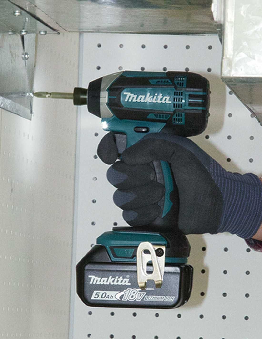 Makita-Set mit 8 Werkzeugen + 3 5,0-Ah-Akkus + Ladegerät + 2 Taschen DLX8171BL3