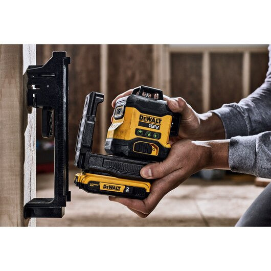 Nivel láser autonivelante Verde de 3 líneas 360° con batería 18V Li-Ion 2Ah Dewalt DCLE34031D1