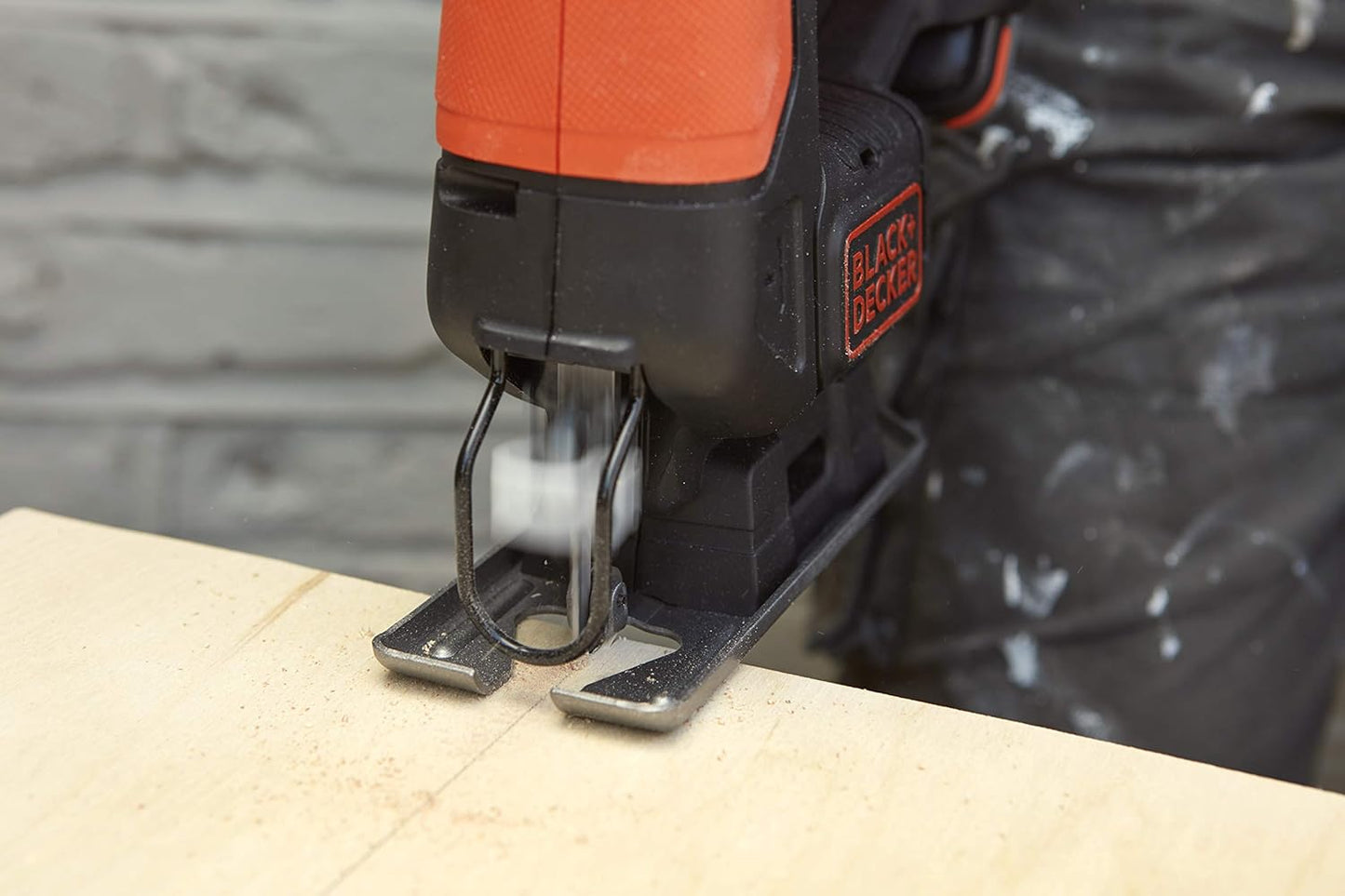 Serra tico-tico de 12V com lâmina para corte de madeira Black+Decker BDCJS12N
