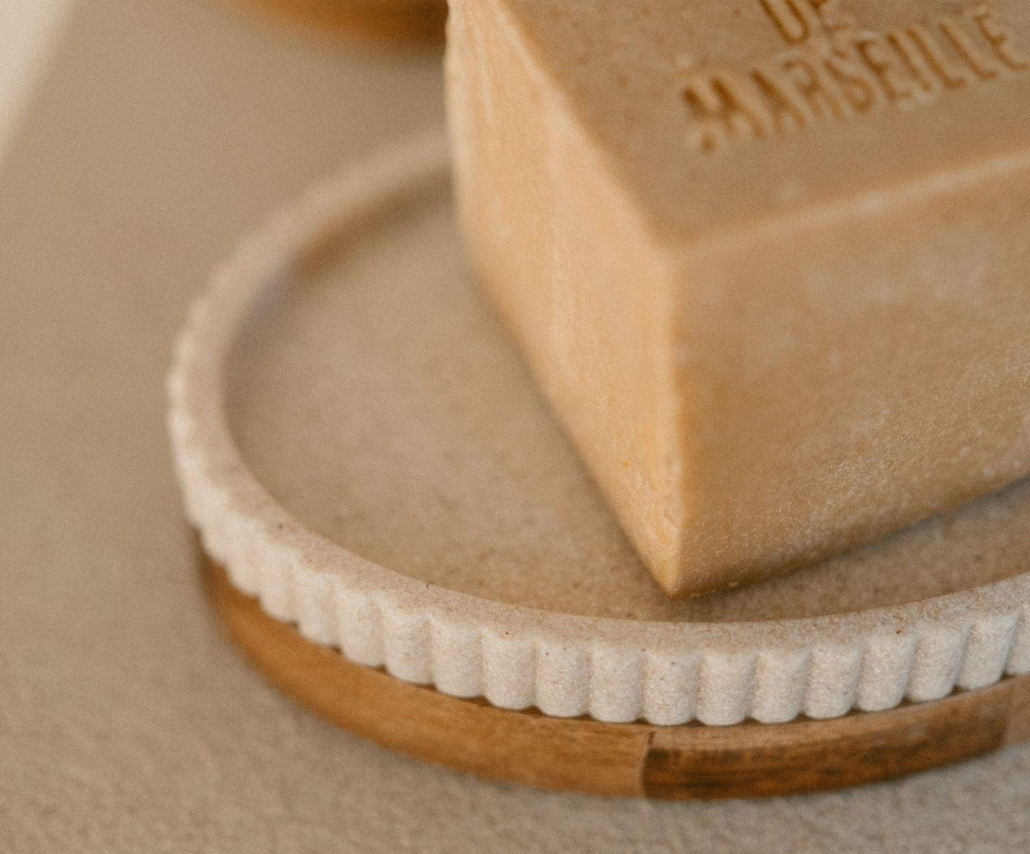 Seifenschale Beig aus Polyresin und Akazienholz 14×9,5×3cm Andrea House