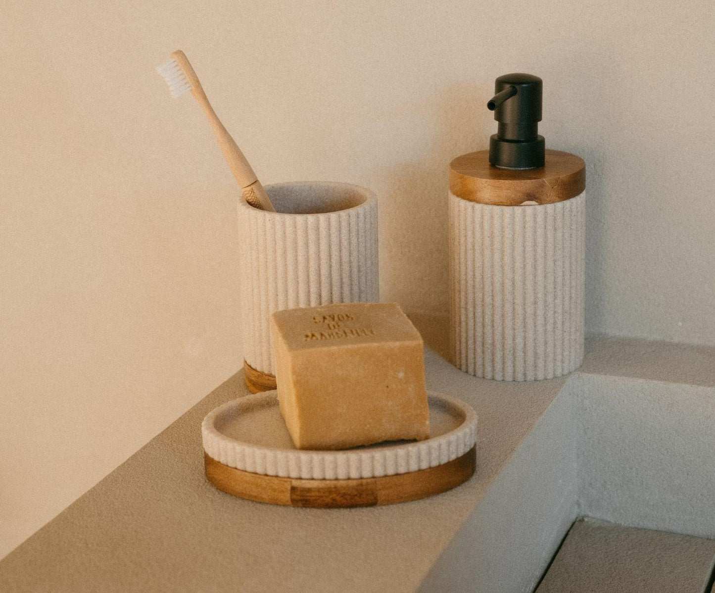 Badspender Beige Polyresin und Akazienholz Ø8×18 cm Andrea House