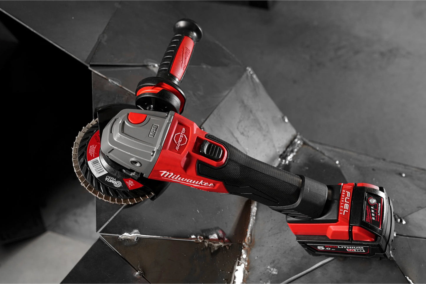 Amoladora angular M18 125mm con freno e interruptor de botón + 2bat 5Ah + Cargador + Maltín Milwaukee M18 FSAG125XB-502X
